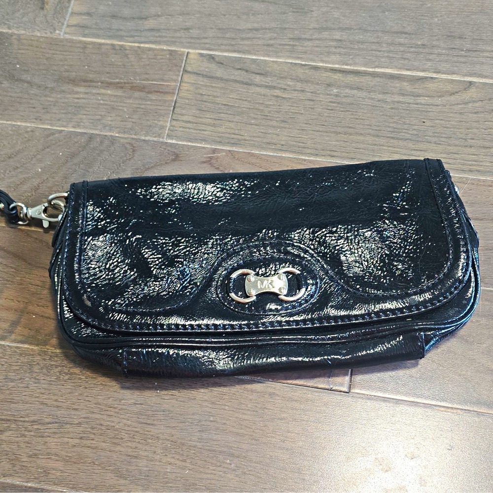 Michael Kors Black Wristlet Clutch Snap Closure, Lined, Inner Pockets, Logo